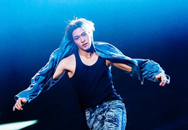 赞多亮相2024网络视听年度盛典 个人秀《Watch My Song》引燃全场