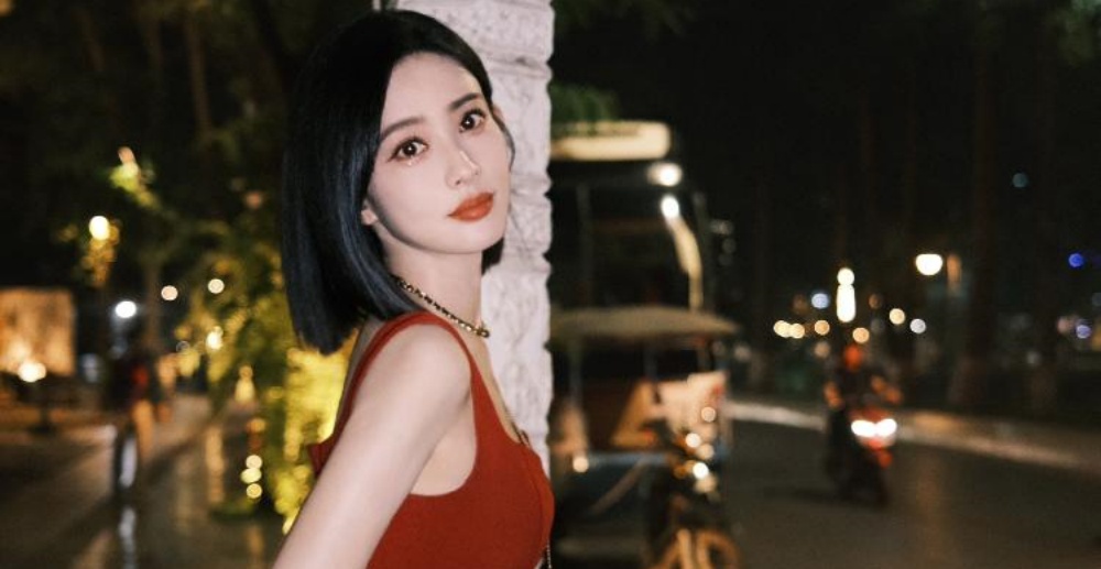 孟子义穿红色吊带裙少女感十足